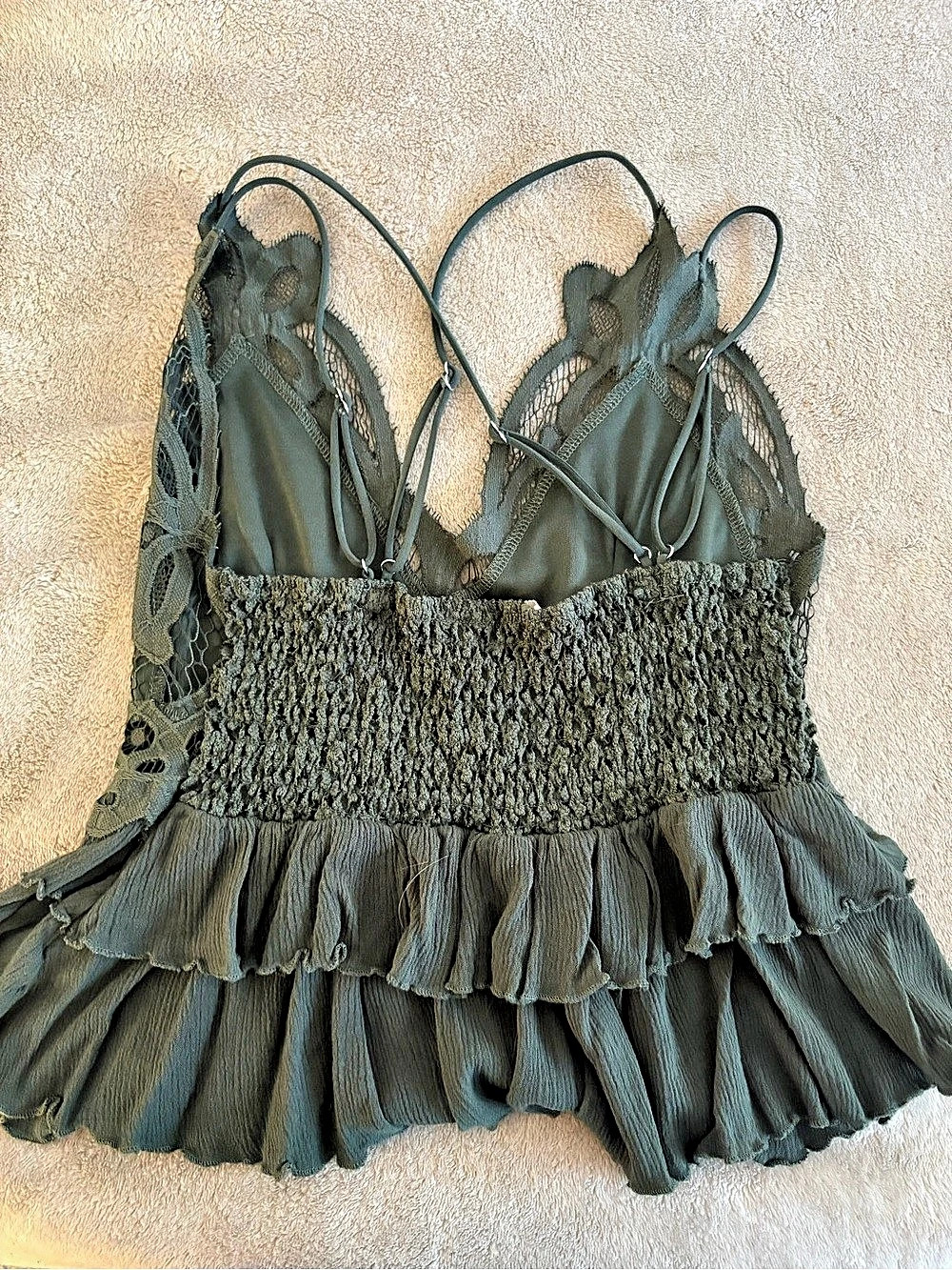 mi ami Lace Ruffle top in Green Size Medium Like New